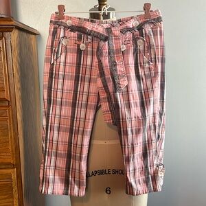 Candie’s knee-length pants